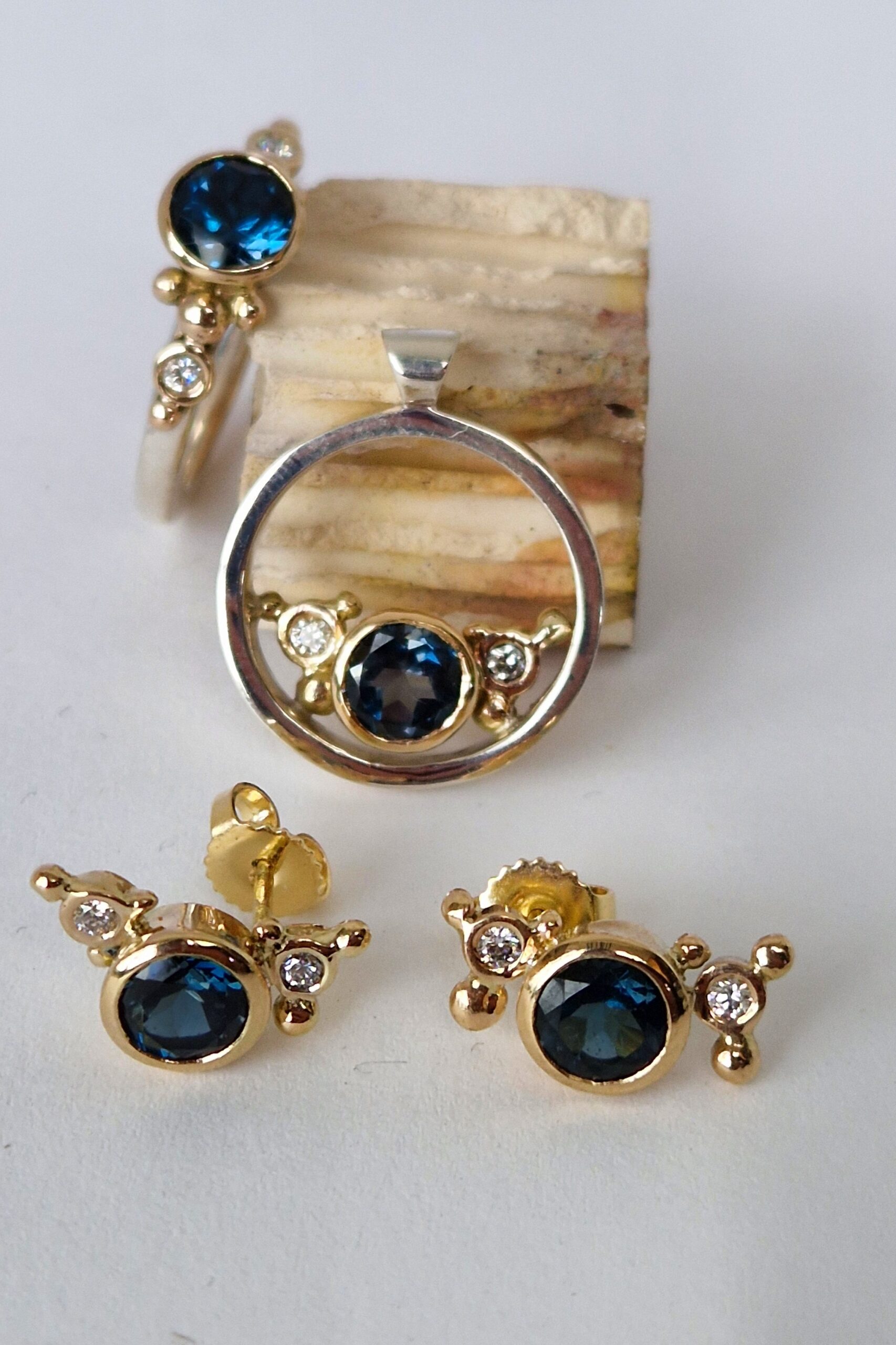 18ct gold London Blue topaz and diamond ring, with granulation detail, on a silver shank - Image 8