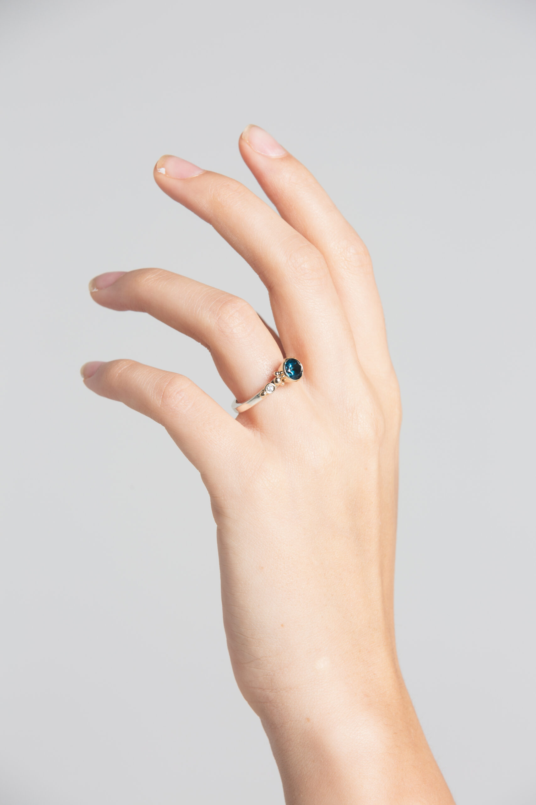 18ct gold London Blue topaz and diamond ring, with granulation detail, on a silver shank - Image 4