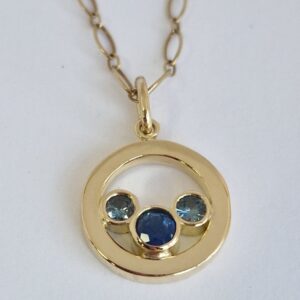 18ct gold and sapphire pendant